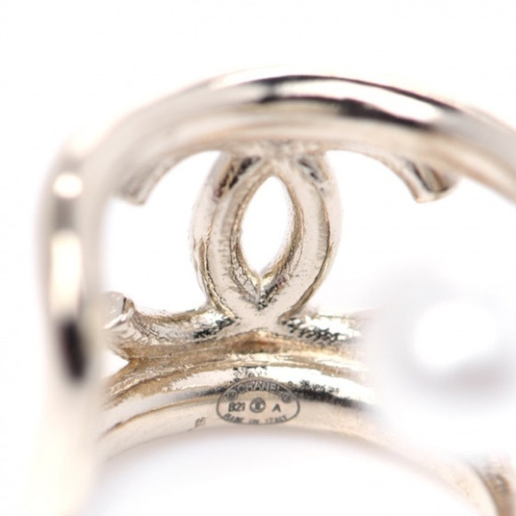 LOWEST! CHANEL Pearl Cuff Earring - Picture 6 of 7